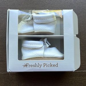 freshly picked size 2 bright white bow moccasins